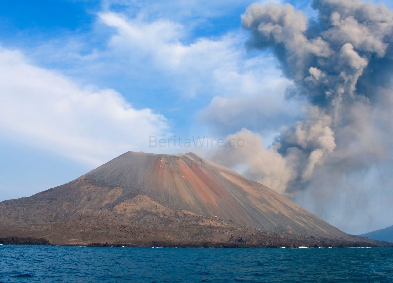 Asap Anak Krakatau Capai 200 Meter, Status Tetap Siaga - BeritaWire.com