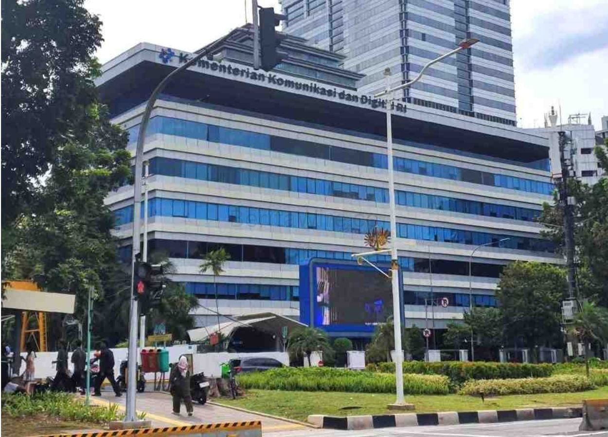 Menkomdigi Tegaskan Tak Ada Permintaan Pembatasan Informasi Karhutla - BeritaWire.com